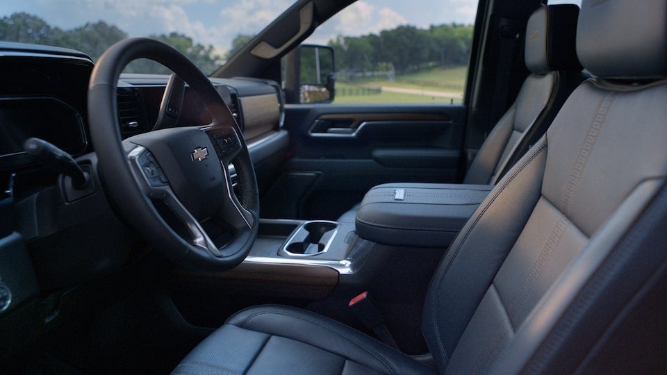 Silverado 2500 HD displays its luxurious interior seating, emphasizing modern design and cutting-edge technology